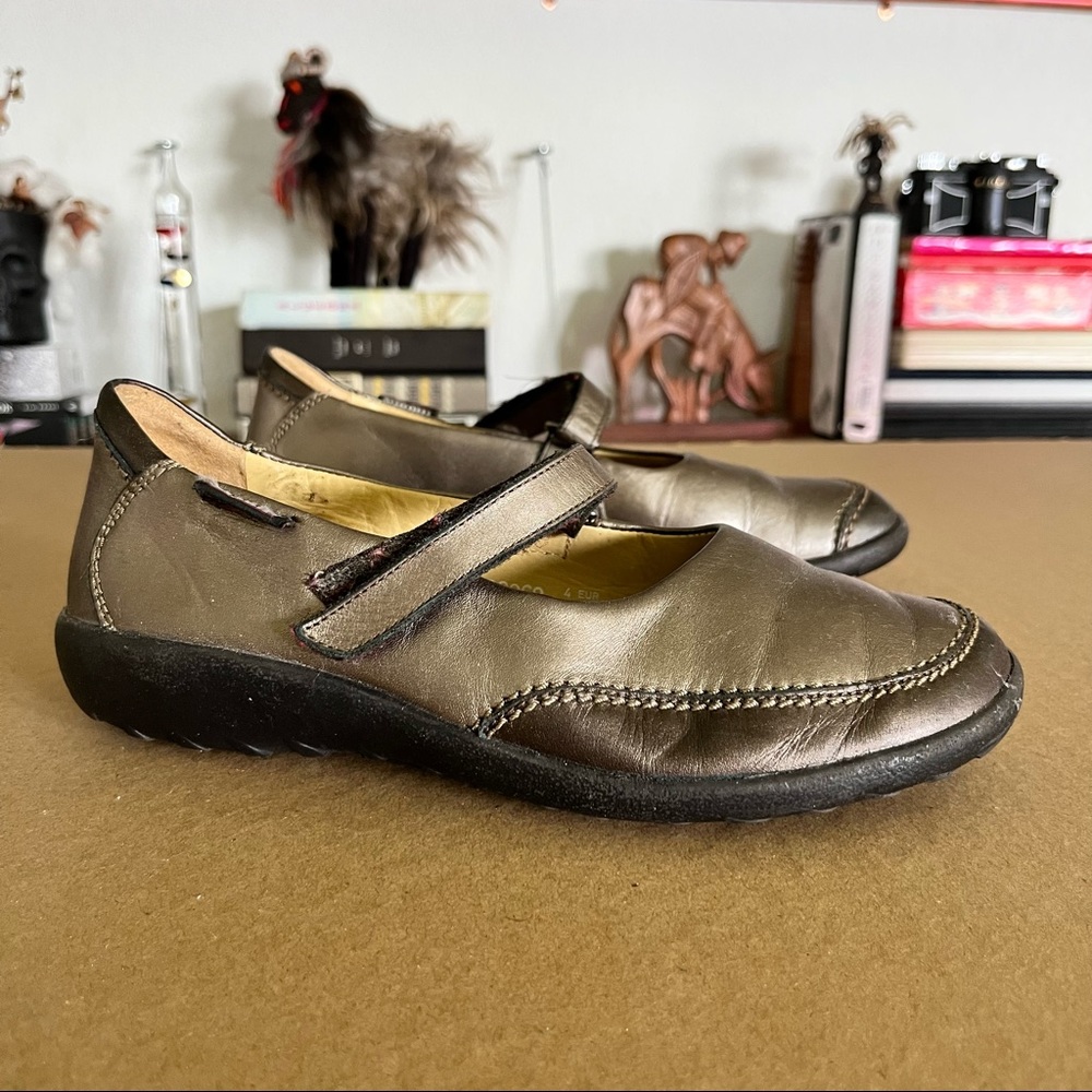 Mephisto Pewter Metallic Mary Jane Dual Tone Flats